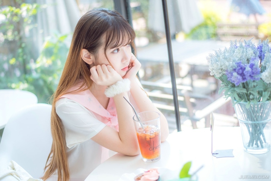 有一天友谊和爱情碰见。爱情问友谊：世上有我了，为什么还要有你的存在？友谊笑着说：爱情会让人们流泪，而友谊的存在就是帮人们擦干眼泪。朋友就是：偶尔会为你忧虑给你关心替你懆心想你开心逗你开心请你放心。
